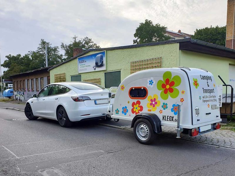 Der Mini Campinganhänger für Tesla und andere E-Autos