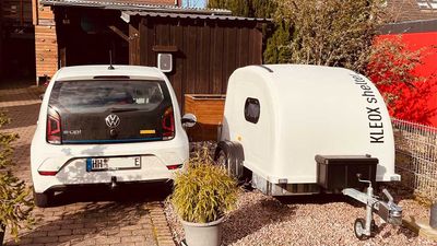 Kleox Mini Campinganhänger mit E-Auto VW e-Up!