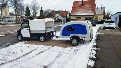 Mopedautos mit Kleox shelter Mini-Anhänger