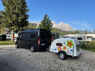 Kleox Minicamper hinter Wohnmobil