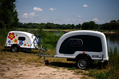 zwei Kleox kleine Campinganhänger an der Elbe