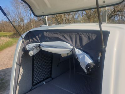 Kleinwohnwagen mit Zelteingang
