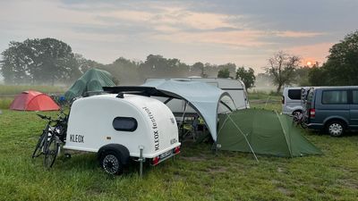 Kleox Festival Mini Wohnwagen im Zeltlager
