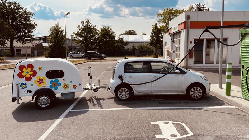 VW e-UP! mit KLEOX shelter travel an der Ladestation
