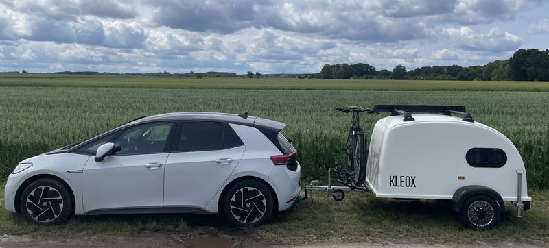 KLEOX Mini Campinganhänger mit VW id.3a
