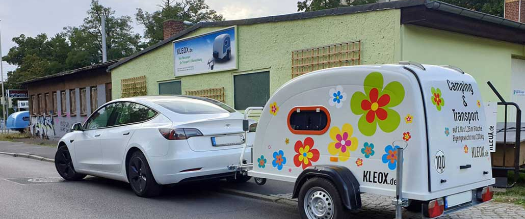 Tesla mit KLEOX shelter travel Der Mini Campinganhänger für Tesla und andere E-Autos