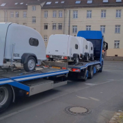 Großer LKW wird beladen mit Kleox Minicampinganhängern