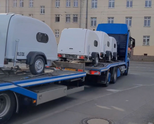 Großer LKW wird beladen mit Kleox Minicampinganhängern