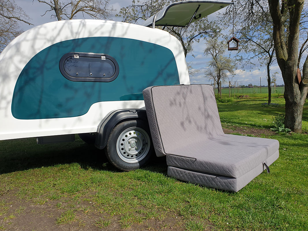 Kleox bietet eine zusammenklappbare Matratze, die perfekt auf den Innenraum des Kleox Shelter abgestimmt ist